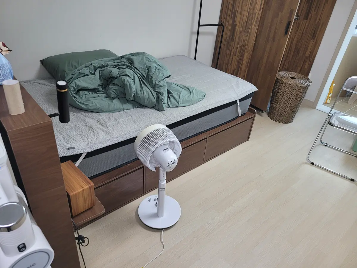 침대와 옷장이 있던 방 작업 전